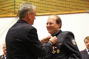 Bild: Stephan Rein wurde unter anderem für 10 Jahre Tätigkeit als Kreisstabführer im Landkreis Neunkirchen und für 20 Jahre Tätigkeit als Dirigent und Stabführer ausgezeichnet