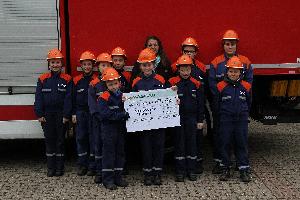 Bild: Die Jugendwehr erhält von Frau Lermen den Scheck über 1000 €