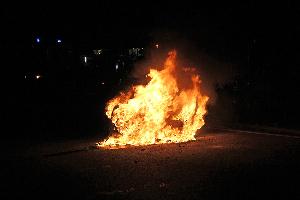 Bild: Das Fahrzeug stand im Bereich des Motorraums im Vollbrand (Foto: PSS)