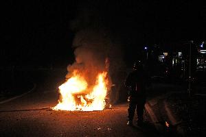 Bild: Das Fahrzeug stand im Bereich des Motorraums im Vollbrand (Foto: PSS)