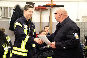 Bild: Wehrführer Klaus Theis nahm Leon König in die Einsatzabteilung des Löschbezirks Eppelborn auf