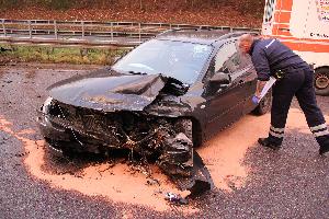 Bild: Auslaufende Betriebsstoffe mussten mit Bindemitteln aufgenommen werden