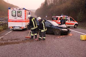 Bild: Beseitigen von Trümmerteilen auf der Fahrbahn