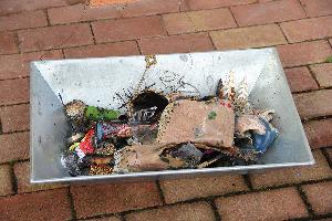 Bild: Die Reste des Adventsgestecks wurden ins Freie gebracht