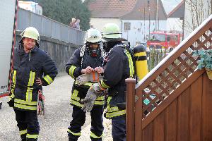 Bild: Ein Trupp mit Atemschutzgeräten vor der Einsatzstelle