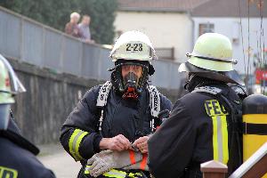 Bild: Ein Trupp mit Atemschutzgeräten vor der Einsatzstelle
