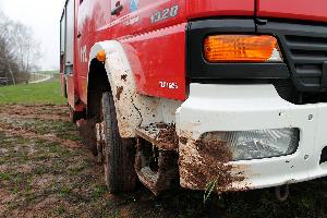 Bild: Im Bereich der Vorderachse entstand erheblicher Sachschaden