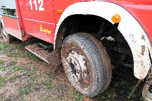 Bild: Im Bereich der Vorderachse entstand erheblicher Sachschaden