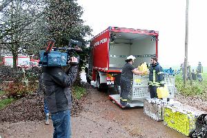 Bild: Die verladene Ausrüstung musste auf einen Gerätewagen verladen werden