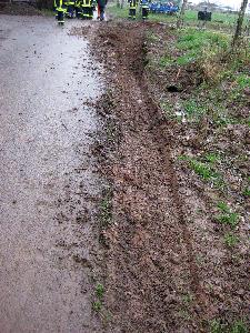 Bild: An dieser Stelle geriet das Löschfahrzeug auf den Seitenstreifen
