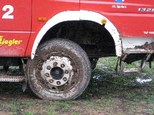 Bild: Im Bereich der Vorderachse entstand erheblicher Sachschaden