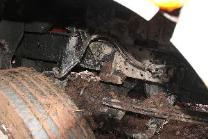 Bild: Im Bereich der Vorderachse entstand erheblicher Sachschaden