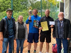 Bild: Die erste Mannschaft des Löschbezirks Habach gewinnt den 1. Platz beim diesjährigen Dorfturnier im Tennis.