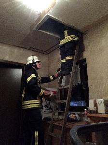 Bild: Ein Trupp zur Kontrolle im Dachgeschoss