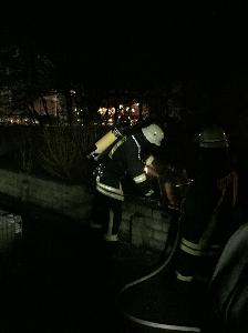 Bild: Die glühende Asche wurde unter Atemschutz ins Freie gebracht und dort abgelöscht.