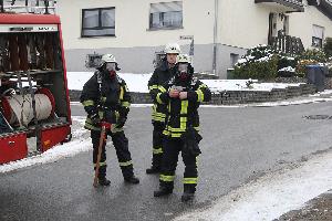 Bild: Ein Sicherheitstrupp steht vor dem Gebäude bereit