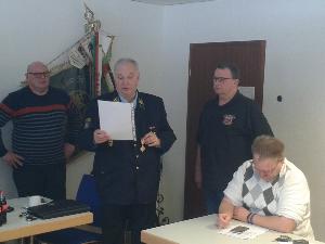 Bild: KBI Werner Thom und Wehrführer Klaus Theis ehren den Hauptfeuerwehrmann Rainer Weber mit dem goldenen Ehrenkreuz des Saarlandes für 35 Jahre Feuerwehrangehörigkeit.