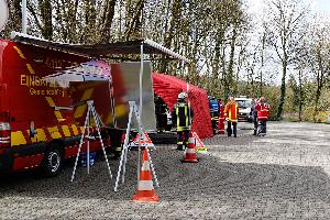 Bild: Einsatzleitung auf dem Parkplatz am Friedhof Dirmingen (Foto: Lukas Becker)