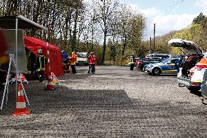 Bild: Einsatzleitung auf dem Parkplatz am Friedhof Dirmingen (Foto: Lukas Becker)