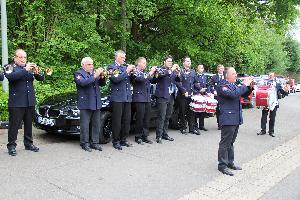 Bild: Der Fanfarenzug der Feuerwehr Eppelborn bei der Eröffnung