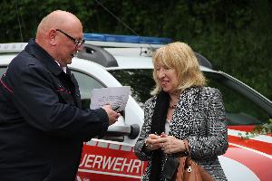 Bild: Bürgermeisterin Birgit Müller-Closset überreichte die Fahrzeugschlüssel an Wehrführer Klaus Theis