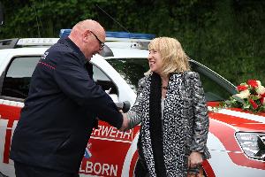 Bild: Bürgermeisterin Birgit Müller-Closset überreichte die Fahrzeugschlüssel an Wehrführer Klaus Theis