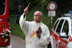 Bild: Diakon Hugo Naumann segnete die neuen Einsatzfahrzeuge