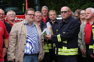 Bild: Sebastian Michel von der CDU Bubach-Calmesweiler-Macherbach überreichte Thomas Theis ein kleines Present