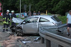 Bild: Der Corsa wurde durch den Crash auf die Leitplanken geschleudert