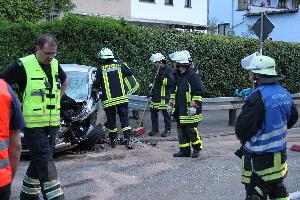 Bild: Auslaufende Betriebsstoffe musste von der Feuerwehr aufgenommen werden