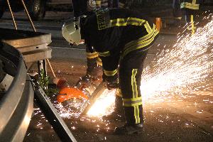 Bild: Die Pfosten der Leitplanken musste abgeschnitten werden