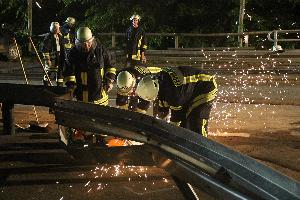 Bild: Die Pfosten der Leitplanken musste abgeschnitten werden