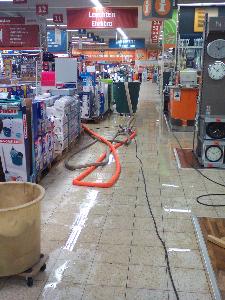 Bild: Im gesamten Markt stand das Wasser mehrere Zentimeter hoch