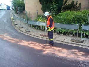 Bild: Die Ölspur in der Calmesweiler Straße musste mit Bindemitteln abgestreut werden
