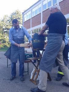 Bild: Fassanstich durch den Umweltminister Jost und Ortsvorsteher Manfred Klein