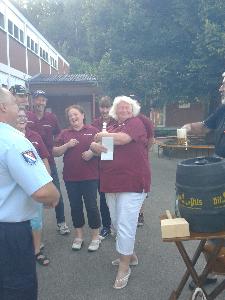 Bild: Die Partnerfeuerwehr aus Finsterwalde-Nehesdorf überreicht ein Gastgeschenk