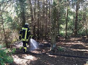 Bild: Mit der Schnellangriffseinrichtung des TLF 20/30 wurden die vorhandenen Glutnester abgelöscht.