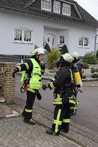 Bild: Der Gruppenführer gibt Anweisungen an den Angriffstrupp