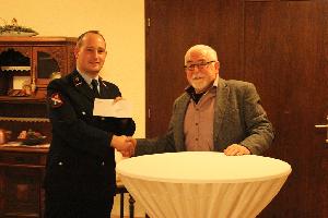 Bild: Auch Ortsvorsteher Peter Dörr überbrachte dankende Worte an die Feuerwehr und überreichte zugleich im Namen des Ortsrates eine finanzielle Spritze für die Jugendarbeit im Löschbezirk