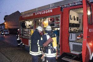 Bild: Ausrüsten der Atemschutzgeräteträger (Foto: Jungbluth, GFA)