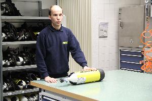 Bild: Manuel Braun erklärte die Arbeitsabläufe in der Atemschutzwerkstatt