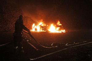 Bild: Beim Eintreffen der Feuerwehr stand das Fahrzeug bereits im Vollbrand