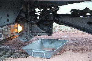 Bild: Mit einer Wanne wurde das weiterhin tropfende Öl aufgefangen