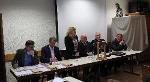 Bild: Bürgermeisterin Müller-Closset eröffnet die Sitzung