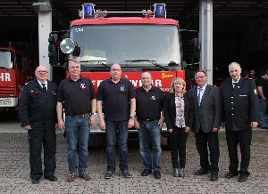Bild: von links) Wehrführer Klaus Theis, Hans -Jürgen Alt, Markus, Klaumann, Günter Schmitt, Bürgermeisterin Birgit Müller-Closset, Stv. Ortsvorsteher Hans Nicolay, Kreisbrandinspektuer Werner Thom