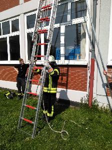 Bild: Ausbildungteil - Sichern von Leitern im Feuerwehrdienst