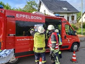 Bild: Am Einsatzleitwagen; Sichtung der Einsatzunterlagen