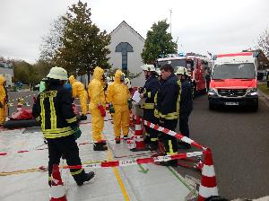 Bild: Absprachen am Dekontaminationsplatz