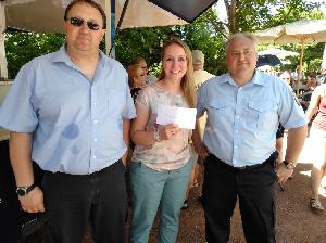 Bild: Kassenwart Stefan Wagner und Stellv. Löschbezirksführer Heino Molter bei der Spendenübergabe. v.l.n.r. Stefan Wagner, Jenny Lauer, Heino Molter (Foto: Hans-Werner Guthörl)