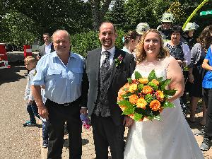 Bild: Der stellvertretende Löschbezirksführer Günter Schmitt gratulierte dem Brautpaar im Namen des Löschbezirks